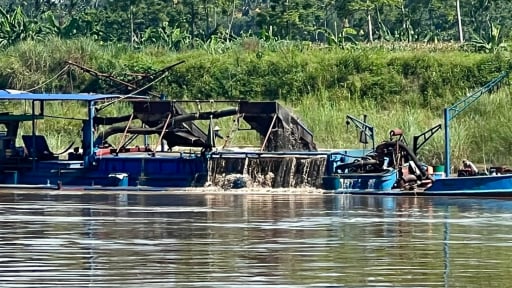 T&agrave;u h&uacute;t c&aacute;t kh&ocirc;ng ph&eacute;p vẫn hoạt động gần c&ocirc;ng tr&igrave;nh l&agrave;m k&egrave; ngăn lũ tr&ecirc;n s&ocirc;ng Thao