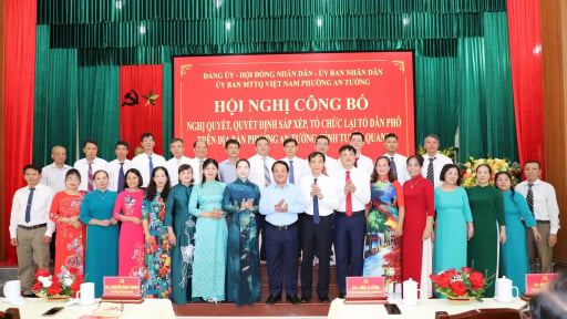 B&iacute; thư Tỉnh ủy Tuy&ecirc;n Quang Hầu A Lềnh dự lễ c&ocirc;ng bố sắp xếp, tổ chức lại th&ocirc;n, tổ d&acirc;n phố tại Mỹ L&acirc;m v&agrave; An Tường
