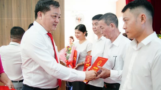 Đ&agrave; Nẵng c&oacute; nhiều phường tổ chức trao quyết định nh&acirc;n sự Tổ trưởng tổ d&acirc;n phố sau sắp xếp, s&aacute;p nhập th&agrave;nh c&ocirc;ng