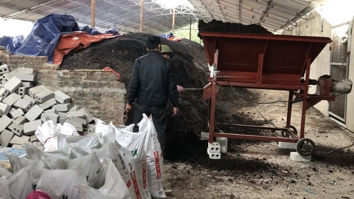 D&ugrave;ng chế phẩm xử l&yacute; m&ocirc;i trường trong chăn nu&ocirc;i, n&ocirc;ng d&acirc;n Hưng Y&ecirc;n vừa c&oacute; th&ecirc;m thu nhập lại hết lo m&ugrave;i h&ocirc;i chuồng trại 