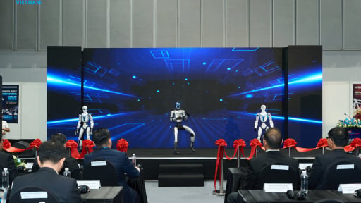  Robot nhảy m&uacute;a g&acirc;y ch&uacute; &yacute; tại triển l&atilde;m quốc tế về cơ kh&iacute; ch&iacute;nh x&aacute;c v&agrave; sản xuất chế tạo ở TP.HCM