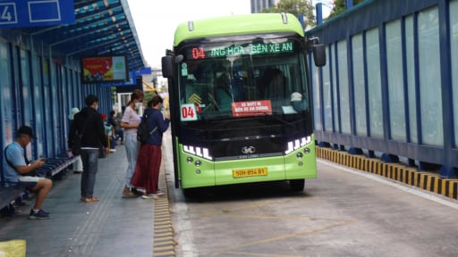 TP.HCM miễn ph&iacute; v&eacute; xe bu&yacute;t: Người d&acirc;n h&agrave;o hứng ng&agrave;y đầu 'l&ecirc;n xe kh&ocirc;ng mất tiền'