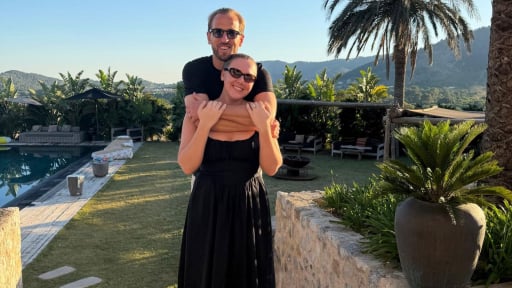 Chuyện t&igrave;nh đẹp của Harry Kane v&agrave; người vợ thanh mai tr&uacute;c m&atilde;
