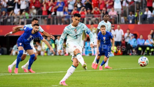 Cristiano Ronaldo: 'Trận đấu n&agrave;y diễn ra kh&aacute; đi&ecirc;n rồ'
