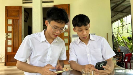 Hai thủ khoa Quảng Trị v&agrave; c&acirc;u chuyện chiếc xe đạp cũ 'chở' t&igrave;nh bạn suốt 3 năm