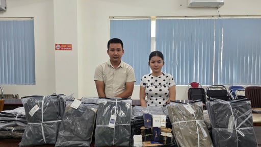 Khởi tố cặp vợ chồng sản xuất hơn 14.000 &aacute;o thun Lacoste, Burberry, LV... giả ở TP.HCM