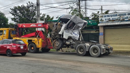 Xe đầu k&eacute;o v&agrave; xe tải cẩu đối đầu tr&ecirc;n tỉnh lộ 8, hai người mắc kẹt, giao th&ocirc;ng &ugrave;n ứ nhiều giờ