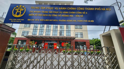 Người d&acirc;n đội mưa đi l&agrave;m thủ tục, bất ngờ gặp cảnh cửa đ&oacute;ng tại Chi nh&aacute;nh số 4 Trung t&acirc;m phục vụ h&agrave;nh ch&iacute;nh c&ocirc;ng H&agrave; Nội