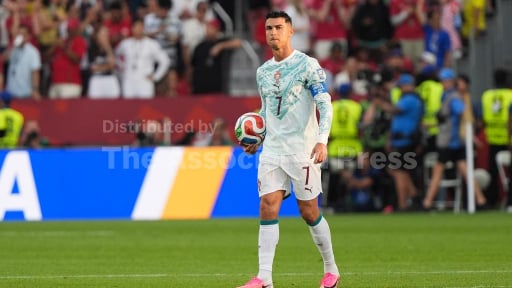 Ronaldo c&oacute; cử chỉ cảm động d&agrave;nh cho CĐV nh&iacute; Venezuela gặp động đất kinh ho&agrave;ng