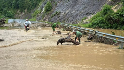 L&agrave;o Cai: C&ocirc;ng an x&atilde; Khao Mang khẩn trương dọn đất đ&aacute;, củi gỗ sau mưa lớn, đảm bảo an to&agrave;n tr&ecirc;n Quốc lộ 32