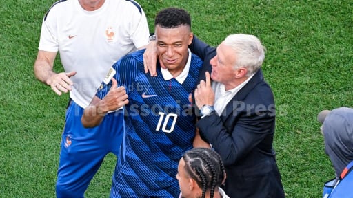 HLV Deschamps chỉ tr&iacute;ch lối chơi của Paraguay, cử 2 cầu thủ bảo vệ Mbappe