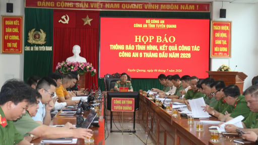 C&ocirc;ng an tỉnh họp b&aacute;o th&ocirc;ng tin vụ thi tốt nghiệp THPT tại điểm thi trường Chuy&ecirc;n Tuy&ecirc;n Quang