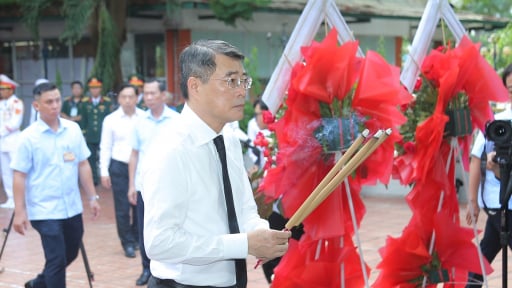 Thủ tướng Ch&iacute;nh phủ L&ecirc; Minh Hưng dự lễ quy tập h&agrave;i cốt liệt sĩ ở c&ocirc;ng vi&ecirc;n L&ecirc; Thị Ri&ecirc;ng