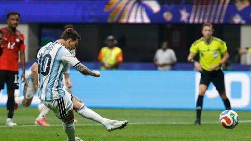 Lionel Messi lập kỷ lục buồn: Đ&aacute; hỏng 2 quả phạt đền trong 1 VCK World Cup