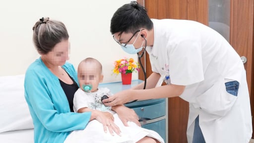 B&eacute; 9 th&aacute;ng tuổi người Kazakhstan nuốt kim băng, b&aacute;c sĩ Huế thực hiện ca cứu nguy nghẹt thở