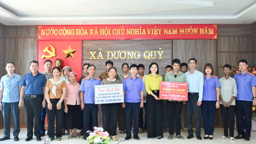 Viện KSND tỉnh L&agrave;o Cai hỗ trợ hơn 100 triệu đồng gi&uacute;p 15 hộ kh&oacute; khăn ở x&atilde; Dương Quỳ
