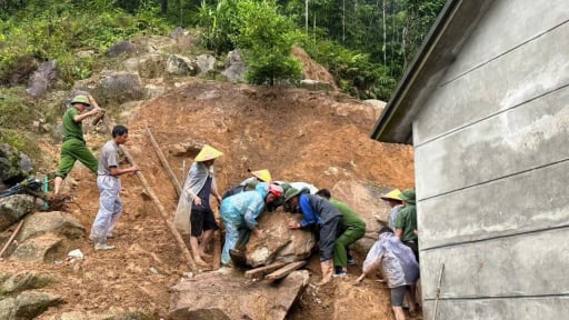Mưa lớn g&acirc;y sạt lở ở Lai Ch&acirc;u, C&ocirc;ng an x&atilde; Sin Suối Hồ khẩn trương gi&uacute;p d&acirc;n di dời, gia cố lại khu vực xung yếu