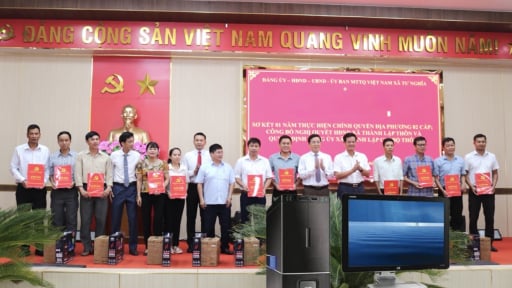X&atilde; ở Quảng Ng&atilde;i &ldquo;chơi lớn&rdquo; tặng m&aacute;y t&iacute;nh cho 21/21 th&ocirc;n để n&acirc;ng tầm hiệu quả số ho&aacute;