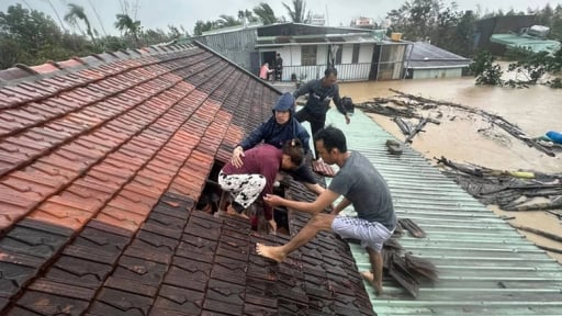Bản tin Đời sống n&ocirc;ng th&ocirc;n 10/7: Truy tr&aacute;ch nhiệm nếu để người d&acirc;n phải l&ecirc;n n&oacute;c nh&agrave; k&ecirc;u cứu trong mưa lũ