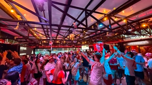 Anh thắng trận, người h&acirc;m mộ tại fanbox ở London ăn mừng &ldquo;như v&ocirc; địch&rdquo;