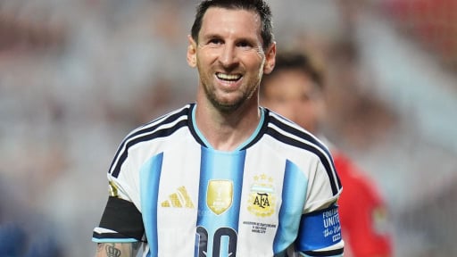 Messi lập n&ecirc;n 2 kỷ lục mới