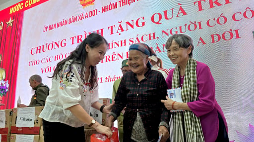Nh&oacute;m thiện nguyện Trạm Y&ecirc;u thương trao qu&agrave; tri &acirc;n tại Quảng Trị