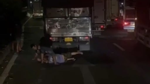 T&agrave;i xế bị nh&oacute;m người chặn đ&aacute;nh g&atilde;y sống mũi, rụng răng sau m&acirc;u thuẫn giao th&ocirc;ng