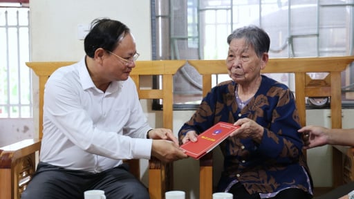 B&iacute; thư Tỉnh ủy Lai Ch&acirc;u: Thường xuy&ecirc;n quan t&acirc;m đến đời sống vật chất, tinh thần cho c&aacute;c gia đ&igrave;nh người c&oacute; c&ocirc;ng
