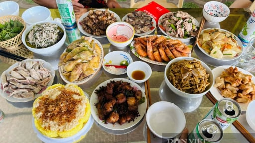 M&acirc;m cỗ qu&ecirc; gồm 12 m&oacute;n, nhưng m&oacute;n b&igrave;nh d&acirc;n lại l&agrave; 'ng&ocirc;i sao' được khen hết lời