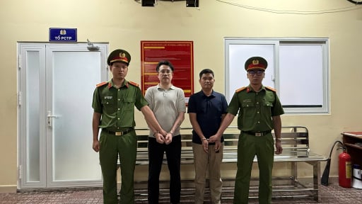 Bắt 2 t&agrave;i xế &ocirc; t&ocirc; v&acirc;y r&aacute;p, đập ph&aacute; xe nhau giữa trung t&acirc;m TP.HCM 