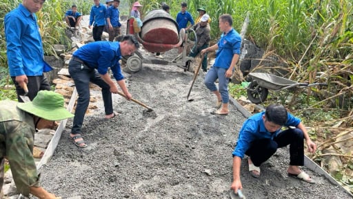 Tuổi trẻ Kh&acirc;u Vai ra qu&acirc;n Chiến dịch h&egrave;: Chung sức đổ b&ecirc; t&ocirc;ng, 'thay &aacute;o mới' cho đường qu&ecirc; Qu&aacute;n X&iacute;