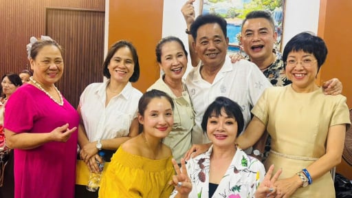 Tin showbiz 24h: N&agrave;ng &Aacute; hậu 2 con khoe body quyến rũ, NSND Quốc Kh&aacute;nh rạng rỡ b&ecirc;n bạn b&egrave; sau 6 th&aacute;ng tin đồn