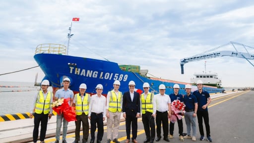 Chuyến t&agrave;u đầu ti&ecirc;n cập cảng Mỹ Thuỷ, tỉnh Quảng Trị
