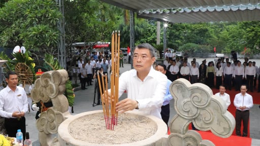 Thủ tướng L&ecirc; Minh Hưng d&acirc;ng hương tại Nghĩa trang Liệt sĩ Quốc gia Vị Xuy&ecirc;n