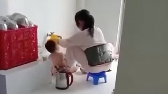 'Sốc' với cảnh nhân viên nấu ăn lớp mầm non ở Bến Tre nhồi nhét thức ăn cho 3 trẻ từ 1-2 tuổi