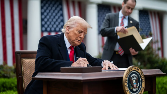 Cảnh báo nóng về điều hành kinh tế của ông Trump trong 100 ngày đầu tiên