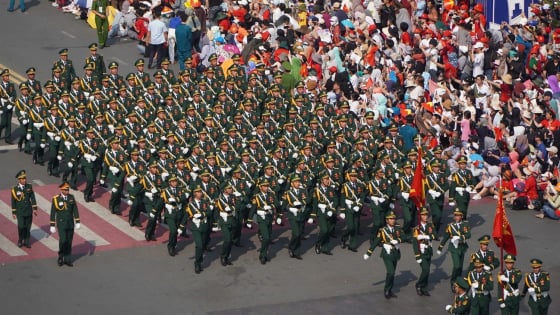 Người dân hò reo khi các đoàn diễu binh, diễu hành đi qua