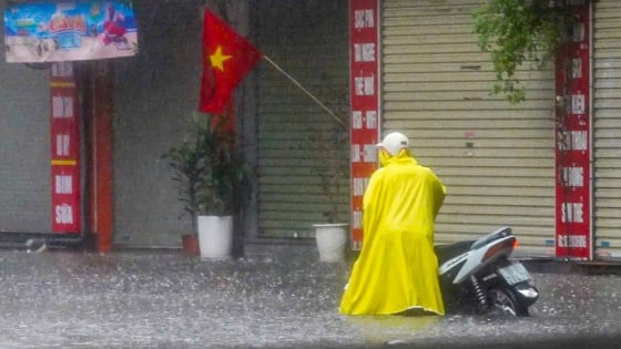 Hà Nội mưa lớn khiến đường phố ngập nặng trong ngày thứ 2 của kỳ nghỉ lễ kéo dài 5 ngày