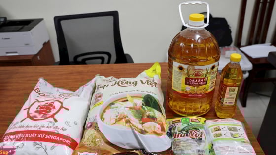 Từ bếp ăn công nghiệp đến quán cơm bụi: Người thu nhập thấp đặt cược tính mạng!