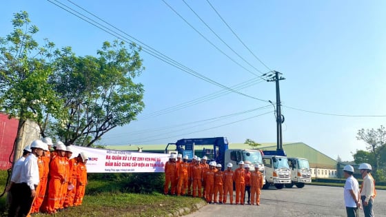 Điện lực Huế ra quân bảo dưỡng hệ thống điện tại Khu công nghiệp Phú Bài trong ngày Quốc tế lao động 1/5