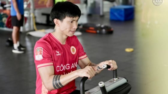 CLB CAHN làm điều đặc biệt với Đoàn Văn Hậu