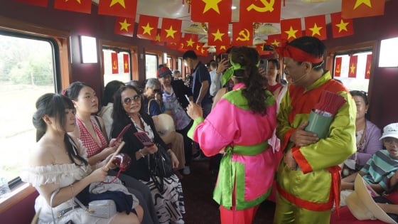 Đi tàu lửa bất ngờ 'chạm mặt' cây cầu sắt hơn 100 năm tuổi, tháp Chăm cổ kính ở Bình Định