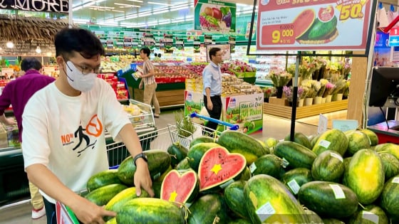 Ồ ạt khuyến mãi, giảm giá, trung tâm thương mại, siêu thị đông khách dịp lễ 30/4