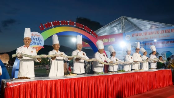 'Thèm chảy nước miếng' khi lạc vào lễ hội đặc biệt ở Bình Định, 'độc lạ' món bánh tráng cuốn dài 7,7m, có 7 loại nhân