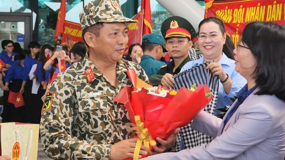 Chiến sĩ đoàn diễu binh 30/4 xúc động chia tay người dân TP.HCM
