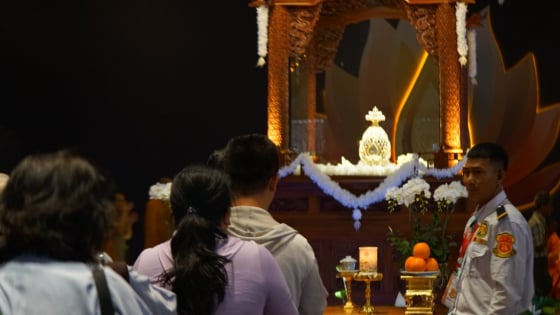 Phật tử xúc động khi lần đầu được chiêm bái Xá lợi Đức Phật, Quốc bảo của Ấn Độ