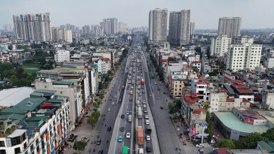 Cửa ngõ Hà Nội lại ùn tắc hàng cây số, nhiều ôtô “liều mình” đi vào làn khẩn cấp

