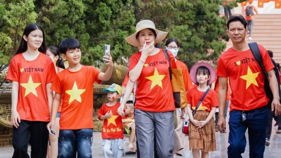 Nườm nượp khách đổ về Suối Tiên, Củ Chi, Cần Giờ chơi lễ 30/4
