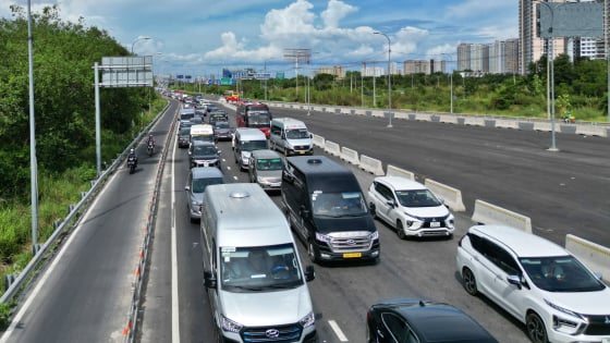 Phương tiện nối đuôi nhau di chuyển chậm tại cửa ngõ TP.HCM sau kỳ nghỉ lễ