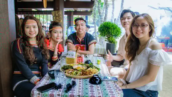 Vô làng đẹp như phim này ở Đắk Lắk, ô tô la đậu hàng dài, liệt đồ ăn ngon, lạ mắt, nhìn thôi đã tứa nước miếng rồi